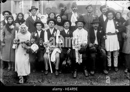 Una foto storica di una coppia di nozze, scattata da Costica Acsinte a Ialomita, Romania, scattata su negativi di lastre di vetro. Foto Stock