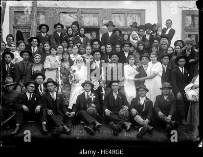Una fotografia d'epoca di un matrimonio a Ialomița, Romania, scattata l'8 marzo 1937 da Costică Acsinte. Foto Stock