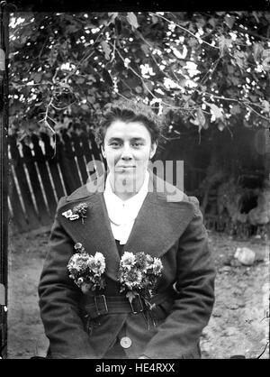 Una fotografia vintage su lastra di vetro dall'archivio Costică Acsinte, che mostra un ritratto storico di una donna rumena. L'immagine riflette il patrimonio rumeno, la storia familiare e la conservazione culturale dei primi anni del XX secolo. Foto Stock