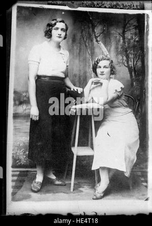 Una riproduzione di due ritratti vintage realizzati su lastre di vetro da Costica Acsinte. Data: 2016-11-18. Foto Stock