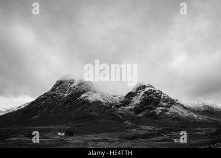 Lone sotto casa buchaille etive mor nelle Highlands scozzesi, Glencoe Scozia. Foto Stock