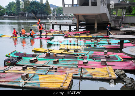 Il turista a godere di una zattera di bamboo ride su un lago presso la Grotta del Flauto di Canna in Guilin Cina. Foto Stock