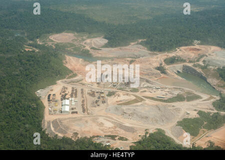 Vista dall'alto di una centrale idroelettrica nella foresta amazzonica brasiliana. Situato nel fiume Teles Pires, vicino alla città di alta Floresta. Foto Stock