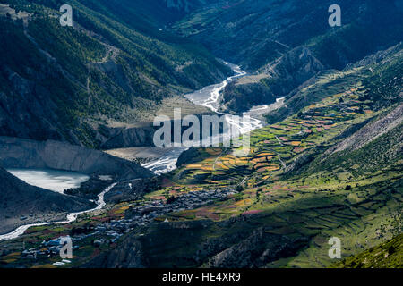 Vista aerea sul villaggio Manang e il paesaggio agricolo della tomaia Marsyangdi valley con terrazza campi Foto Stock