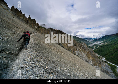 Il percorso di trekking al lago tilicho è pericoloso attraversamento di pendii montani della tomaia marsyangdi valley, 2 uomini locali sono a piedi su di esso Foto Stock