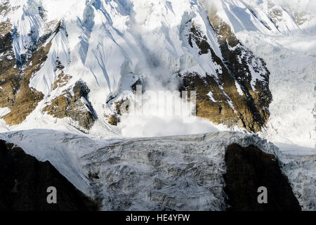 Una valanga di ghiaccio è tiro giù un gelido rock pendio poco sopra il lago tilicho Foto Stock