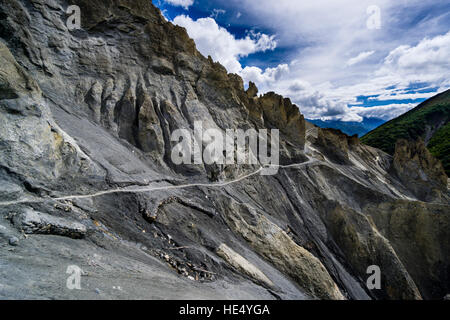 Il percorso di trekking al lago tilicho è pericoloso attraversamento di pendii montani della tomaia marsyangdi valley Foto Stock