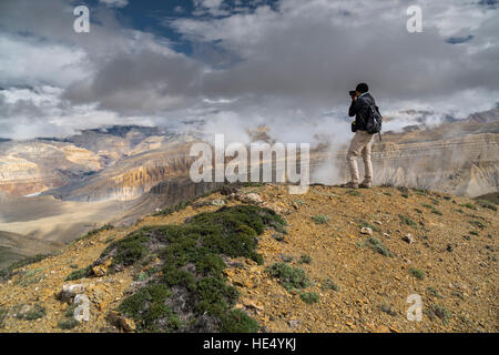 Un fotografo è scattare una foto del paesaggio arido di mustang superiore da gyu la Foto Stock