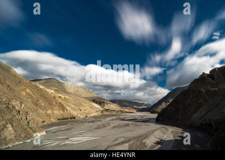 Vista sul Kali Gandaki valley verso il Mustang superiore durante la notte con le stelle Foto Stock