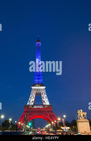Torre Eiffel illuminata nei colori del francese per luglio 14, 2016 Foto Stock