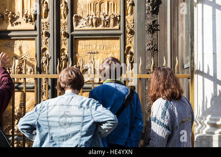 Firenze, Italia - 4 Novembre 2016: turisti guardano a est porte del Battistero (il Battistero di San Giovanni, il Battistero di San Giovanni), le porte sono co Foto Stock