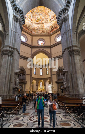 Firenze, Italia - 4 Novembre 2016: turisti nella navata centrale del Duomo Cattedrale Santa Maria del Fiore (Duomo di Firenze ,Cattedrale di Santa Maria dei Fiori. Foto Stock