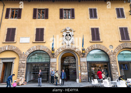 Firenze, Italia - 4 Novembre 2016: turisti vicino all entrata del Museo dell Opera del Duomo (Museo dell'Opera del Duomo). Museo che contiene il Foto Stock