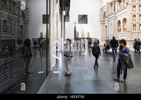 Firenze, Italia - 4 Novembre 2016: hall con porte originali nel Museo dell Opera del Duomo (Museo di opere della cattedrale). Museo che contiene la origi Foto Stock