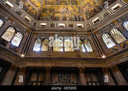 Firenze, Italia - 4 Novembre 2016: pareti del Battistero di Firenze San Giovanni in Piazza San Giovanni . Il battistero è uno dei più antichi edifici ho Foto Stock