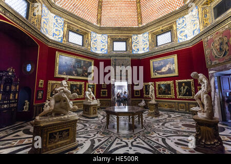 Firenze, Italia - 5 Novembre 2016: interno della camera Tribune nella Galleria degli Uffizi. La Galleria degli Uffizi è uno dei più antichi musei in Europa, la sua origine si riferisce t Foto Stock