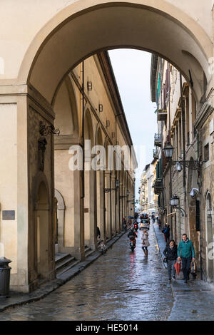 Firenze, Italia - 5 Novembre 2016: turisti vicino al Corridoio Vasariano sul Lungarno Anna Maria Luisa de Medici in caso di pioggia. Il Corridoio Vasariano collega Palazzo Foto Stock