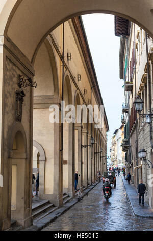 Firenze, Italia - 5 Novembre 2016: persone vicino al Corridoio Vasariano sul Lungarno Anna Maria Luisa de Medici in caso di pioggia. Il Corridoio Vasariano collega Palazzo V Foto Stock