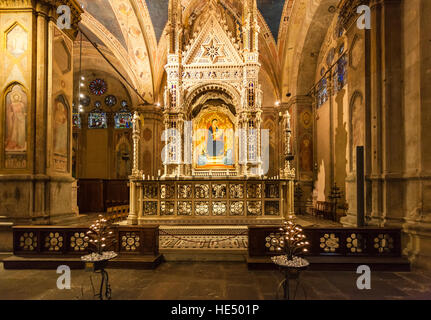 Firenze, Italia - 5 Novembre 2016: la decorazione della chiesa di Orsanmichele a Firenze città. Vi è Andrea Orcagna il tabernacolo gotico (1355-59) con il vecchio Foto Stock