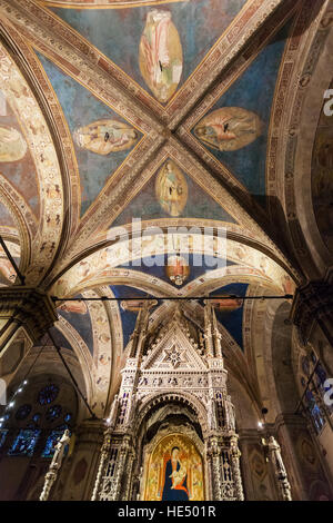 Firenze, Italia - 5 Novembre 2016: il soffitto della chiesa di Orsanmichele a Firenze città. Vi è Andrea Orcagna il tabernacolo gotico (1355-59) con vecchi Foto Stock