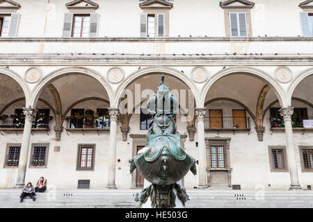 Firenze, Italia - 6 Novembre 2016: la fontana e la Loggia dei Servi di Maria in Piazza della Santissima Annunziata. Il portico è stato costruito in1516-1525 da un Foto Stock