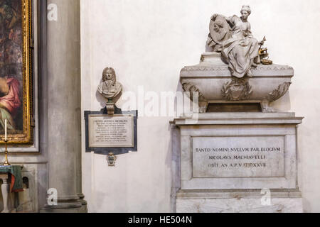 Firenze, Italia - 6 Novembre 2016: il cenotafio di Niccolò Machiavelli nella Basilica di Santa Croce (Basilica di Santa Croce) a Firenze. La chiesa è Foto Stock