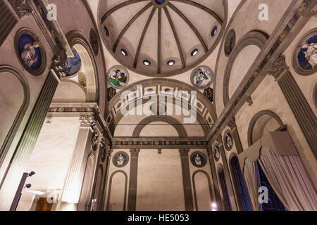 Firenze, Italia - 6 Novembre 2016: interno della cappella Pazzi nella Basilica di Santa Croce (Basilica di Santa Croce) a Firenze. La cappella è stata commi Foto Stock