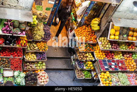 Firenze, Italia - 7 Novembre 2016: sopra vista del cibo nei vegetali locali shop nella città di Firenze. Supermercati spodestare dalle principali strade della tradizione Foto Stock