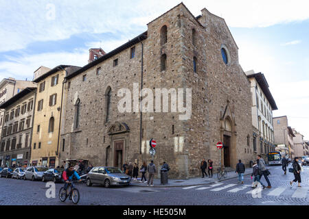 Firenze, Italia - 7 Novembre 2016: persone vicino alla chiesa di Santa Maria Maggiore di Firenze in Firenze. Questa è tra le più antiche chiese esistenti in città, Foto Stock