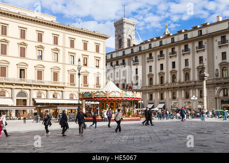 Firenze, Italia - 7 Novembre 2016: le persone sulla Piazza della Repubblica (piazza della Repubblica) nella città di Firenze. In passato la piazza era urban forum e poi Foto Stock