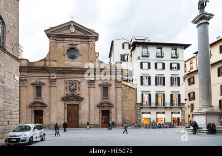 Firenze, Italia - 7 Novembre 2016: Piazza Santa Trinita con persone, Lady giustizia colonna (Colonna della Giustizia) e la Basilica di Santa Trinita in Florenc Foto Stock