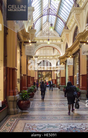 La gente a piedi attraverso il Royal Shopping Arcade Street, Melbourne, Australia Foto Stock