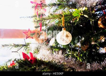 Albero di Natale vero fir con scintillanti decorazioni e baubles Foto Stock