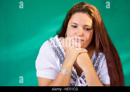 Il popolo cubano e di emozioni, ritratto di sad sovrappeso latina guardando verso il basso. Premuto il grasso di origine ispanica giovane donna da l'Avana, Cuba. Foto Stock