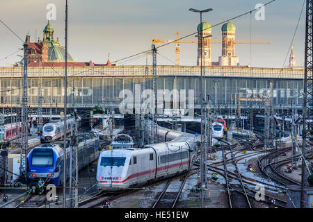 München Monaco di Baviera: Hauptbahnhof (stazione principale), treni, chiesa Frauenkirche, Oberbayern, Alta Baviera, Baviera, Baviera, Germania Foto Stock