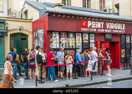 Persone fodera per i biglietti su un sabato notte a le point virgule theatre Foto Stock