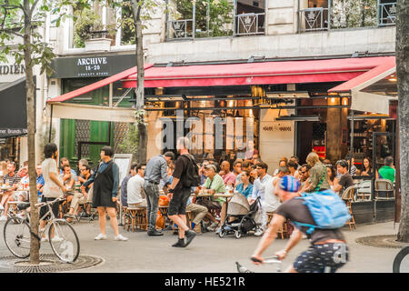 Scena di strada di fronte a Les Marronniers, ristorante, cafe Foto Stock