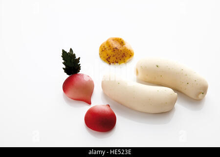Specialità bavaresi di marzapane, Weisswurst, salsiccia bianca, la senape, il ravanello Foto Stock