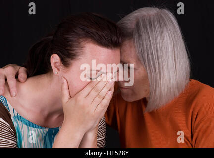 Anziana madre la sua consolante cresciuti figlia Foto Stock