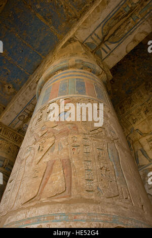 Colonna del colonnato della seconda corte con geroglifici di Ramses III, Medinat Habu o Haboe, West Bank, Luxor, la Valle del Nilo Foto Stock
