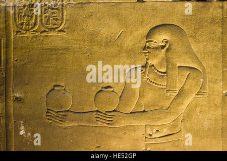 Geroglifici situato nella parte interna Hypostyle hall, Tempio di Horus Edfu, Luxor, la Valle del Nilo, Egitto, Africa Foto Stock