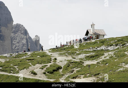 Massa, una cerimonia religiosa, eseguita nella parte anteriore di una cappella commemorativa in Tre Cime di Lavaredo Montagne Foto Stock