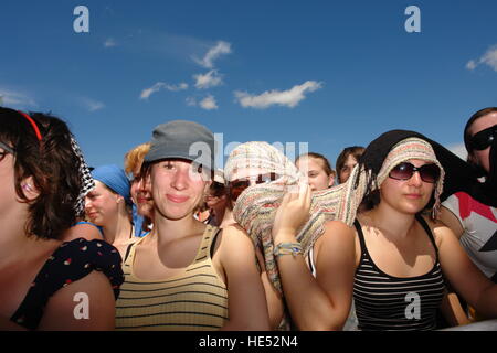 La gente al Southside, open-air festival, utilizzando tutti i tipi di cose per proteggere la loro pelle dal sole in una giornata molto calda Foto Stock