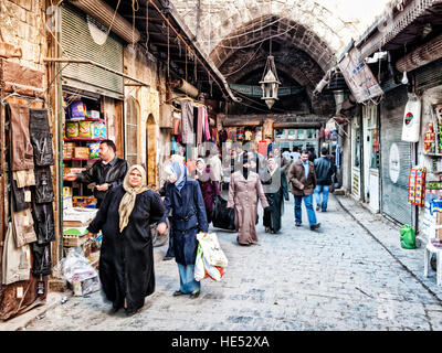 Occupato il mercato souk shopping street nella città vecchia di Aleppo siria Foto Stock