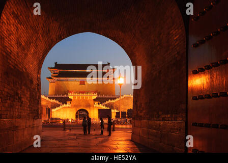 Pechino: Piazza Tiananmen; vista attraverso il Qianmen torre della cinta muraria la freccia Gate, Pechino, Cina Foto Stock