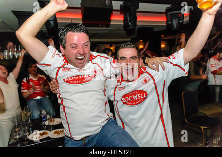 Persone in Cookstown celebrare County Tyrone (Tir Eoghan) conquistando la tutti Irlanda Gaelic Football Championship. 21 set 2008. Foto Stock