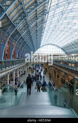 Interno della stazione ferroviaria internazionale di St Pancras Station di Londra, Regno Unito Foto Stock