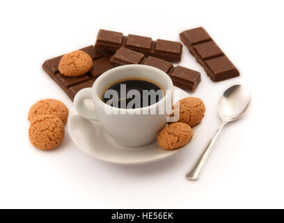 Caffè espresso italiano con amaretti e pezzetti di cioccolato su sfondo bianco Foto Stock