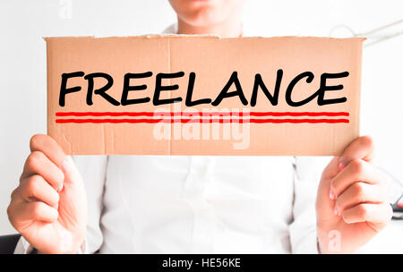 Concetto di freelance con imprenditrice tenendo un cartone Foto Stock