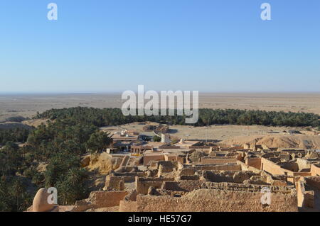 Una città deserta dietro una bella oasi Foto Stock